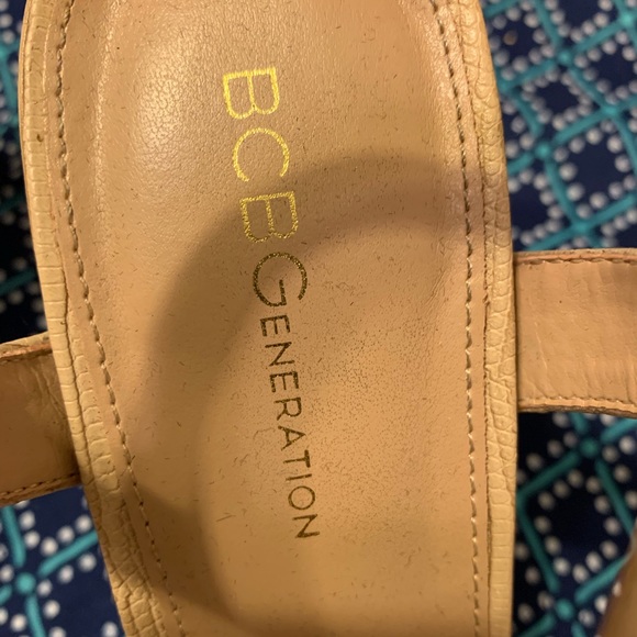 Nude BCBG platform peep toe sandals - Picture 4 of 5